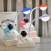 Nueva Lámpara de Mesa Pequeña de Astronauta Luz de Noche LED para Mesita de Noche de Dormitorio de Estudiante Lámpara de Mesa Pequeña de Escritorio Creativa de Astronauta
