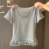 Foto Real de Camiseta de Algodón de Manga Corta para Mujer, Verano Ajustada Estilo Coreano con Adorno de Encaje en el Dobladillo, Cuello en U, Hombro Normal Manga Media