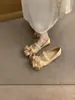 Primeiro Encontro com os Sapatos Mary Jane de Cetim com Salto Baixo e Laço em Nó Estilo Francês, com Tira Única e Design de Sapatilha Vermelha de Bico Redondo