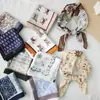 Lenço Quadrado Pequeno de Algodão e Linho Fino Fresco Respirável Feminino Macio Artístico Decorativo Lenço Pequeno Lenço de Verão Feminino Lenço Pequeno Versátil