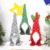 Decoraciones de Navidad gorro de punto de lunares muñeca sin rostro en posición sentada decoraciones para ventana de hotel de leñador regalo
