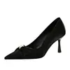 9557-2 Zapatos de Tacón Alto Sexy Europeos y Americanos para Banquete Satén de Seda Dorado Lazo de Perla Punta Aguda Retorcida Zapatos de Salón para Mujer