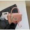 Bolsa de Mão com Textura de Luxo Feminina 2025 Nova de Verão Versátil Bolsa Transversal Pequena Bolsa Tote Moda Super Popular Pequena Quadrada