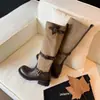 Novas botas de cavaleiro retrô com fivela de couro desgastado, cano alto, salto grosso, color block, plissadas, 2026, lavagem de cor, bico redondo, botas longas para outono e inverno