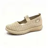 Sapatos de caminhada de corte baixo para mães de meia-idade e idosas, slip-ons elásticos de malha fly-knit, sapatos de tecido Old Beijing leves antiderrapantes atacado
