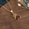 Transmisión en Vivo de Joyería al por Mayor Diseño de Estilo Étnico Latón Chapado en Oro Colgante de Calabaza Incrustado con Ágata Roja Calcedonia Accesorios para Collares