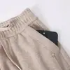 Nova Coleção Outono/Inverno 2026: Calças casuais quentes e confortáveis com forro de fleece para mulheres de meia-idade e idosas, apresentando um design slim fit e um comprimento que valoriza a silhueta.