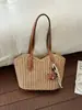 Nova bolsa de ombro minimalista feminina, bolsa de palha tecida à mão, grande capacidade, adequada para férias e fotografia, versátil e no mesmo estilo