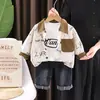 Elegante y moderno conjunto de tres piezas con camisa de bolsillo de bloques de color y rayas verticales, nuevo atuendo de moda de otoño 2026 para niños