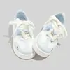 Tênis Casuais de Moda Versáteis Novos para Primavera 2026 para Mulheres, Estilosos para Campus Estudantil, Sapatos Brancos Simples de Sola Grossa