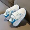 Sapatos Infantis de Primavera e Outono Sapatos Simples Bebê Desempenho no Jardim de Infância Sapatos Esportivos de Couro Branco Para Meninos e Meninas Sapatos com Solado Macio