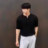 Camisa Polo de Punto Color Caqui de Manga Corta para Hombre Verano Estilo Coreano de Gama Alta Elástica Ajustada Camiseta de Media Manga Hombro Derecho