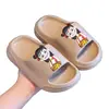 Novos estilos de verão de pantufas infantis: Chinelos de desenho animado com tema Nezha para meninos, adequados para uso interno e externo, com solas antiderrapantes, fundos macios e projetados para pais e filhos, perfeitos para uso em casa e no banheiro