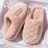 Chinelos de Algodão Femininos 2026 Novo Estilo Outono/Inverno Internos Casa Antiderrapante Veludo Peludo Quente Solado Grosso Chinelos de Algodão Domésticos Femininos