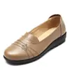 Novos Sapatos de Verão para Mães de Meia-idade e Idosos 2020 Couro Genuíno Bico Baixo Antiderrapante Sola Macia Tamanho Grande 41-43 Sapatos de Solteiro Feminino Baixo