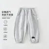 Calça de moletom casual para meninos e meninas, nova coleção primavera/outono 2026, calça jogger infantil com punhos elásticos, calça comprida confortável e versátil, estilo moderno