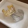 Estilo europeu e americano, pulseira circular aberta plissada de metal exagerada, um acessório luxuoso e de alta qualidade, moderno e intrincadamente desenhado, uma joia única para mulheres