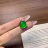 Pingente de calcedônia tipo gelo totalmente cravejado de diamantes para mulheres, apresentando uma vibrante pedra preciosa pequena olho de gato verde e branca, uma corrente delicada e uma corrente para clavícula, oferecendo um toque de luxo discreto.