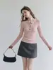 Camiseta feminina rosa com botões de chifre, gola semiaberta, manga longa, coleção de outono 2026, doce e slim fit, top curto com design de ombro estruturado