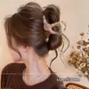 Presilha de cabelo estilo vintage que não danifica os fios, na cor café com toque de luxo, presilha de tubarão de pelúcia, acessório de cabelo fofo e doce para penteados presos.