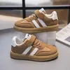 Zapatillas deportivas para niños 2024 nuevo otoño niños suela blanda antideslizantes zapatos de skate niñas zapatos de entrenamiento alemanes transpirables zapatitos blancos de moda