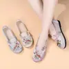 Zapatos de tela del viejo Pekín, nuevo modelo de verano, zapatos planos casuales de estilo étnico bordados para madres, zapatos de malla transpirables y cómodos para personas de mediana edad y mayores