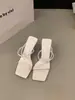 Primer encuentro con sandalias elegantes tipo slip-on de estilo francés de nicho, zapatos de hada para uso exterior, nuevo verano 2026 negro de tacón alto