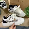 Sapatos Brancos Casuais Versáteis Leves de Alto Valor para Mulheres Verão/Outono 2026 Novos Super Quentes Estilo Coreano Ins Tênis Esportivos de Solado Grosso