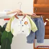 Traje de estilo extranjero para niño primavera 2025 nuevo para niños bebé primavera y otoño moda cabeza de león en el pecho conjunto de tres piezas moda