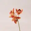 Decoración de hotel boutique: 4 orquídeas artificiales pequeñas y elegantes, flores de seda, flores artificiales y plantas verdes, creando un arreglo floral de lujo ligero, de pie y que no requiere mantenimiento.