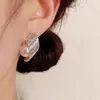 Brincos de Tarraxa com Pérolas Incrustadas em Metal, Moda de Luxo Leve, Personalidade, Design Simples de Estilo Nicho para Mulheres, Modernos para o Trabalho