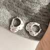 Aretes negros de lunares estilo coreano, con diseños de moño y florales, aretes de aro en forma de C, un estilo fresco y simple, disponibles en múltiples diseños