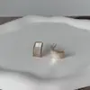 Pendientes Blancos de Concha de Niña Super Hada para Mujer Mismo Estilo que las Celebridades de Internet Pendientes Fríos con Gradiente Simples Versátiles de Nicho Elegantes