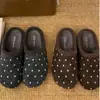 Mules fechadas estilo Birkenstock com solado grosso e estampa de bolinhas para mulheres, coleção outono 2026, design slip-on, versáteis e confortáveis para uso ao ar livre