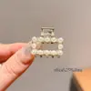 Presilha de Cabelo Pequena Exquisita para Mulheres com Pérolas e Strass, Nova Mini Presilha Lateral para Franja, Presilha de Tubarão para Meio Preso, Grampo de Cabelo, Acessório de Cabelo