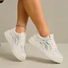 2026 Novos Tênis Brancos com Malha Respirável e Solado Grosso para Mulheres Verão Casual Versátil Aumento de Altura Solado Macio Tênis de Skate Esportivo