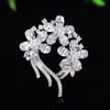 Broche de Flor de Rattan Moderno e Luxuoso, Broche Elegante de Cristal de Alta Qualidade para Mulheres, Alfinete com Design de Luxo Leve, Acessório para Terno