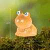 Enfeites de paisagem em miniatura, figuras de sapos coloridas que brilham no escuro, artesanato criativo de resina com musgo, pequenas decorações de mesa