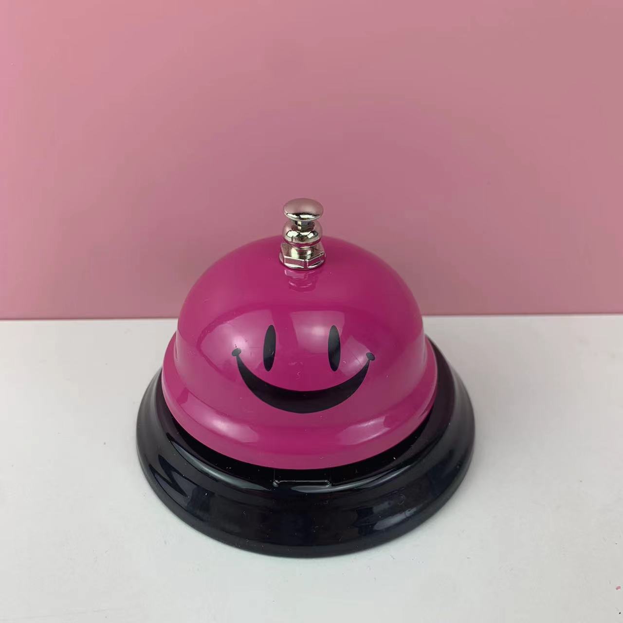 按铃玫红笑脸