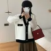 Nueva colección de otoño e invierno estilo francés: un cárdigan de punto chic, con bloques de color, adelgazante y moderno, con una textura similar al visón
