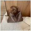 Bolsa de ombro feminina popular de grande capacidade, nova bolsa versátil 2026 para ombro e transversal, bolsa tipo balde moderna e simples