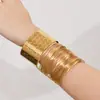 Pulsera Ancha de Diseño Amazon Fashion, Simple y Única, Banda para el Brazo Audaz y Versátil, Acero Inoxidable Chapado en Oro de 18 Quilates
