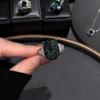 Anel Quadrado de Diamante Zircônia Verde Estilo Europeu e Americano, Luxo Leve Vintage, Único e Exquisito, Anel de Nicho Misterioso, Artesanato de Alta Qualidade