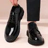Zapatos de hombre de cuero patentado de fábrica original, estilo británico transpirable, suela gruesa brillante, que aumentan la altura, adecuados para trajes, bodas y novios