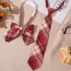 Corbata JK Cuadros Rojos Decoración de Graduación para Mujer Estilo Estudiante Universitario Pajarita sin Nudo Camisa Estilo Japonés