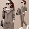 Traje Deportivo Otoño/Invierno 2026 para Mamás, Sudadera Chaleco Casual de Bloques de Color Moderna y Elegante Conjunto de Tres Piezas para Mujer para Exportación