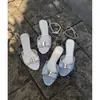 Hermosas Chanclas Rojas de Punta Abierta, Nuevo Estilo Verano 2026, Versátiles para Usar al Aire Libre, Sandalias Pequeñas de Charol Estilo Francés con un Toque de Lujo