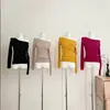 Versátil blusa básica de malha para o dia a dia, elástica, justa ao corpo e valoriza a silhueta, com design de manga longa e um ombro só, disponível em quatro cores.
