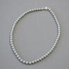 Collar de perlas redondas con borde cruzado, joyería que resalta las elegantes costuras con hebilla magnética francesa y perlas de imitación.