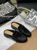 Sapatos Femininos de Couro Loafers Planos Slip-On Bico Redondo Retro Plissado Superficial Modelo Novo 2025 de Alto Padrão